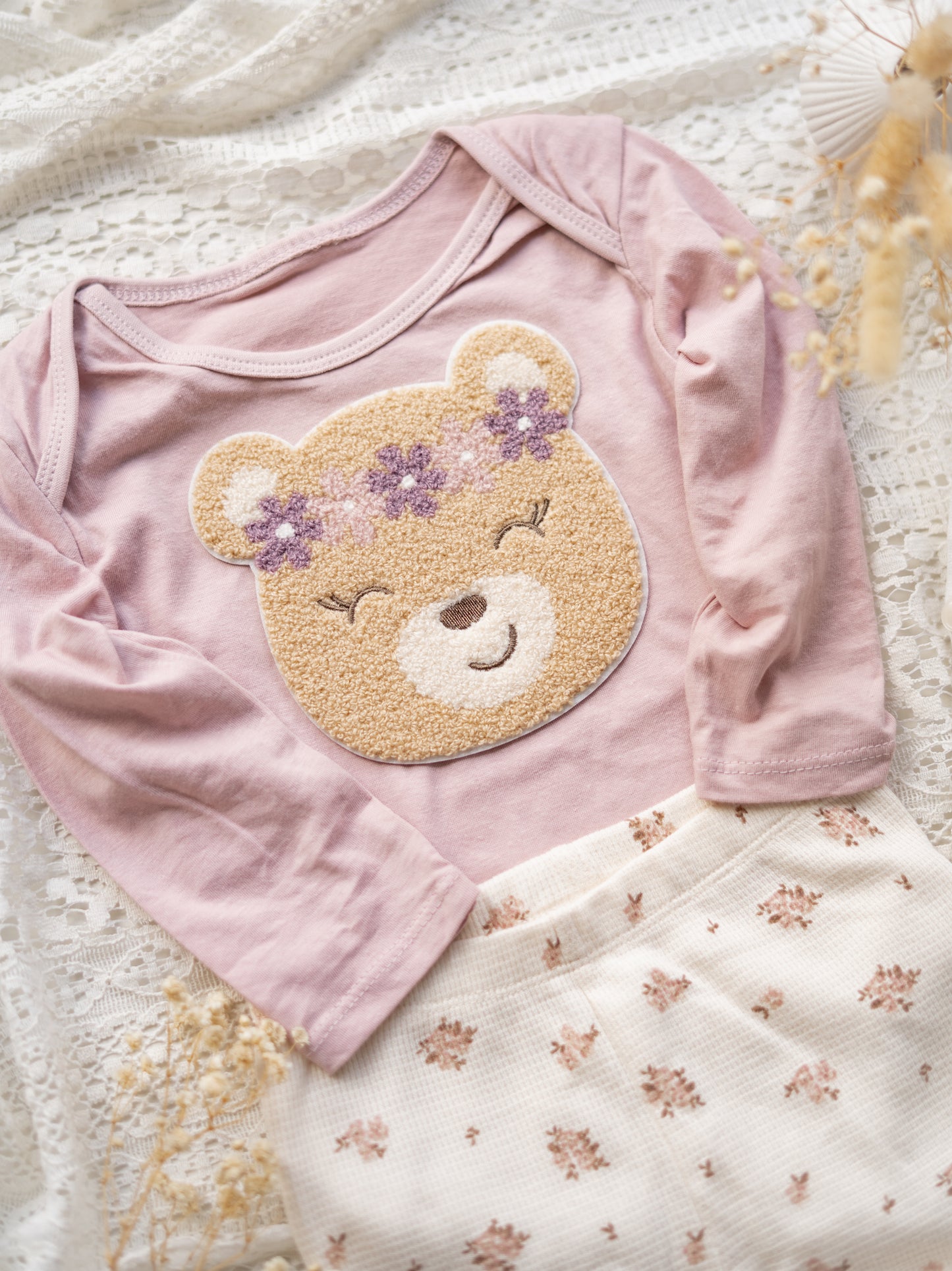 Chenille Patch: Bär mit Blumenkranz