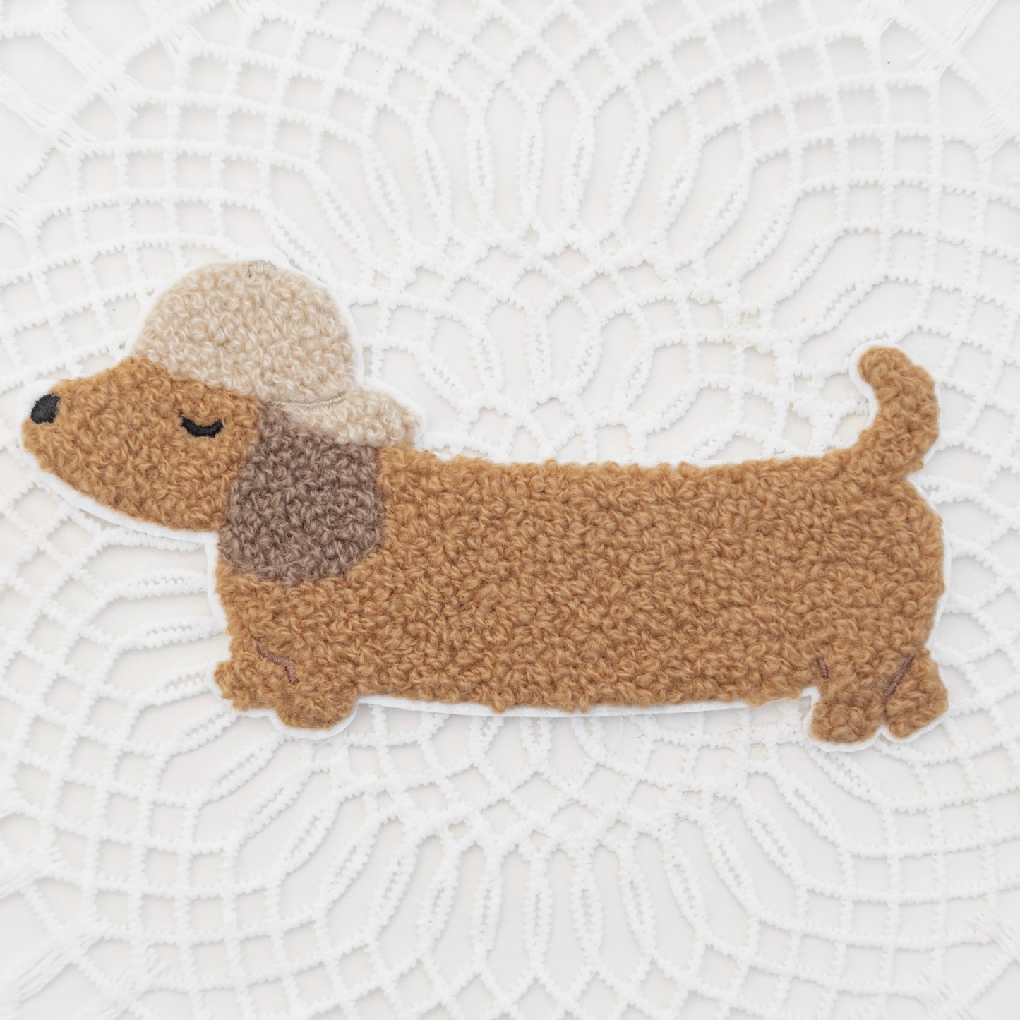 Chenille Patch: Dackel mit Cap
