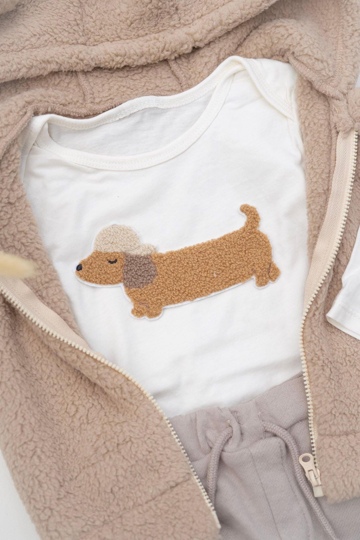 Chenille Patch: Dackel mit Cap