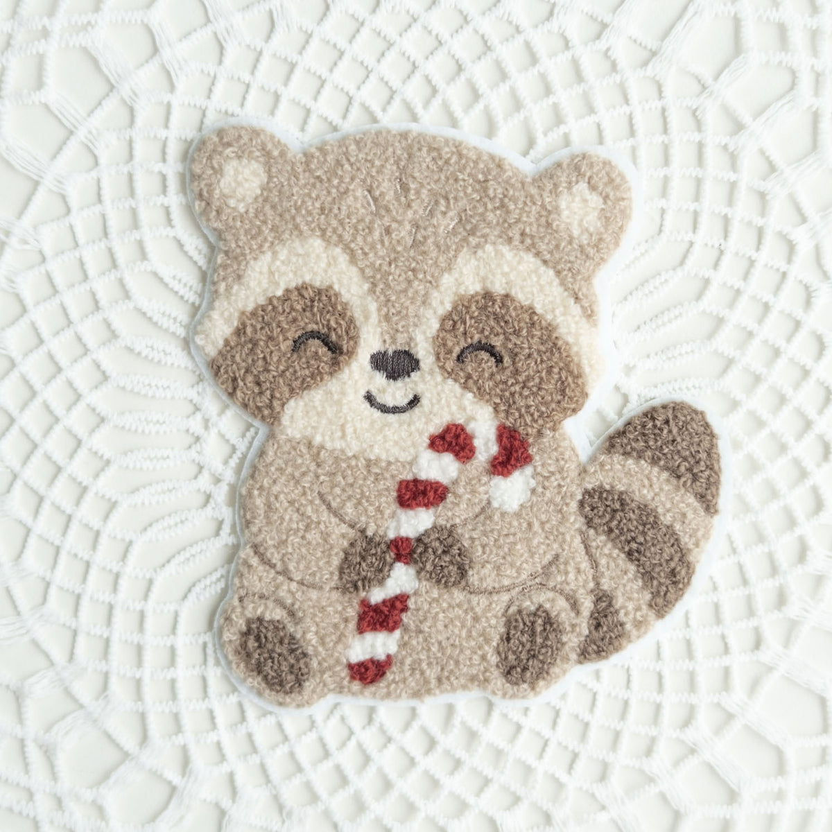 Chenille Patch: Waschbär mit Zuckerstange