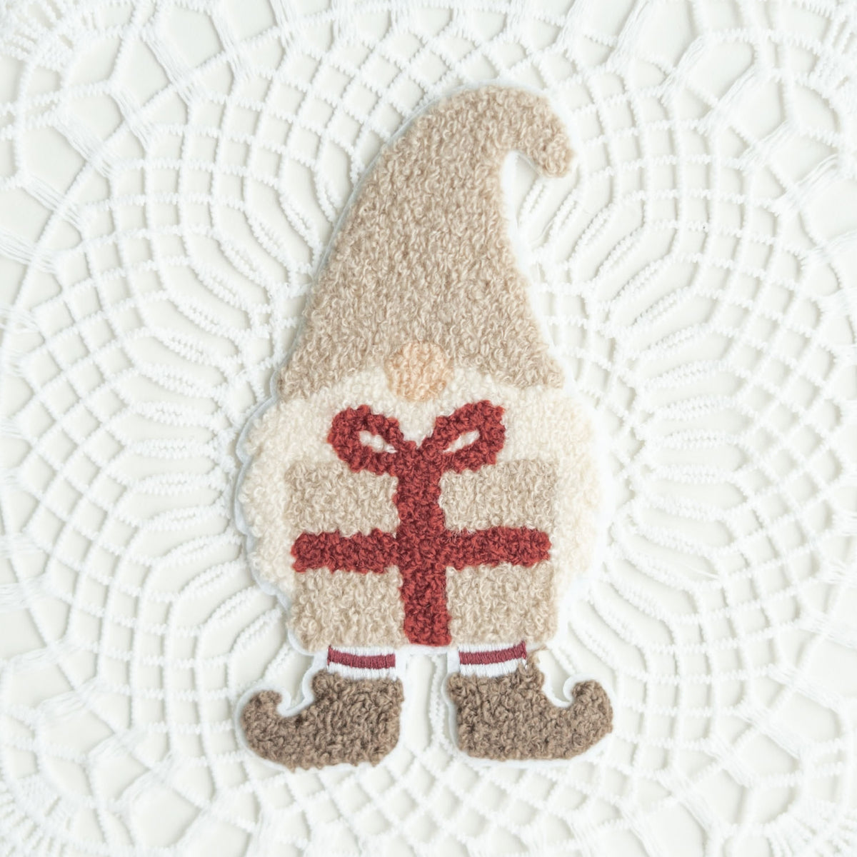 Chenille Patch: Wichtel mit Geschenk