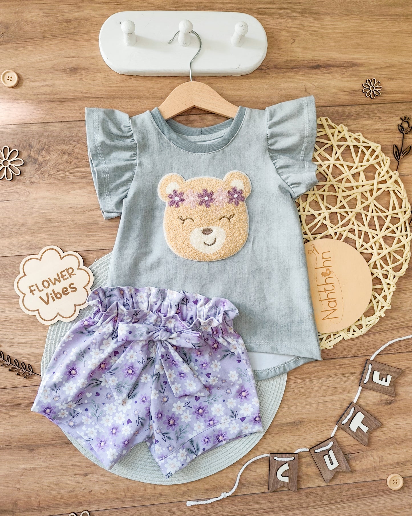 Chenille Patch: Bär mit Blumenkranz
